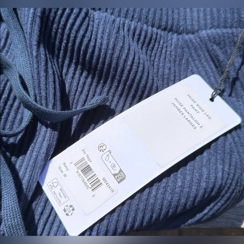 ALO YOGA Muse Wide Leg Pants in Navy Size Medium NWT - Picture 5 of 7